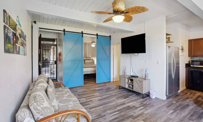 Historic Kailua Village Condominio | Airy Kailua-Kona Condo < 1 Mi to Beach + Town