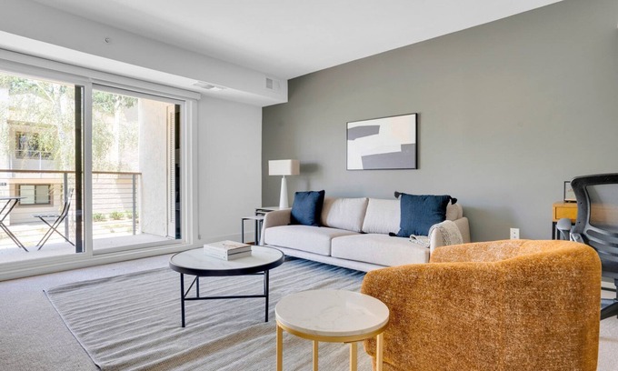 Sharon Heights Apartamento | Airy Menlo Park 1BR w/ Pool, W/D, Gym, near 82, 101 & 280, by Blueground