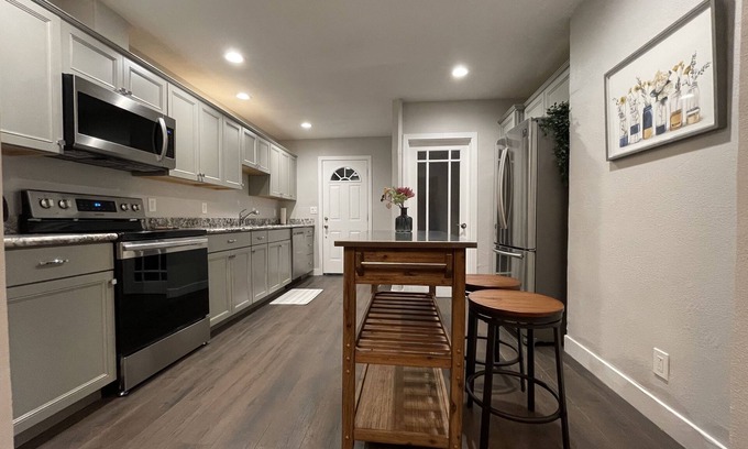 Shasta-Hanchett Park Cabaña | Airy Modern 2BR/2BA - Parking + Laundry + Sleep 6