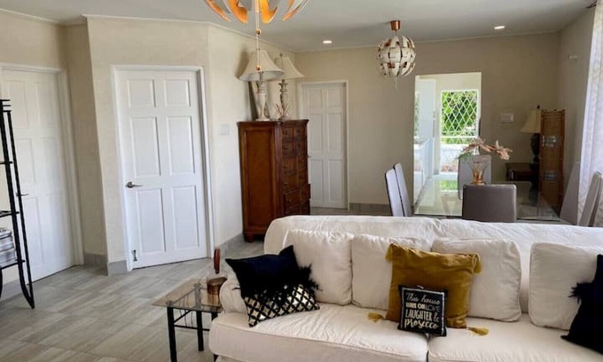 Halcyon Heights Apartamento | Airy Modern Very Specious 2 Bed/2 Bath Apartment