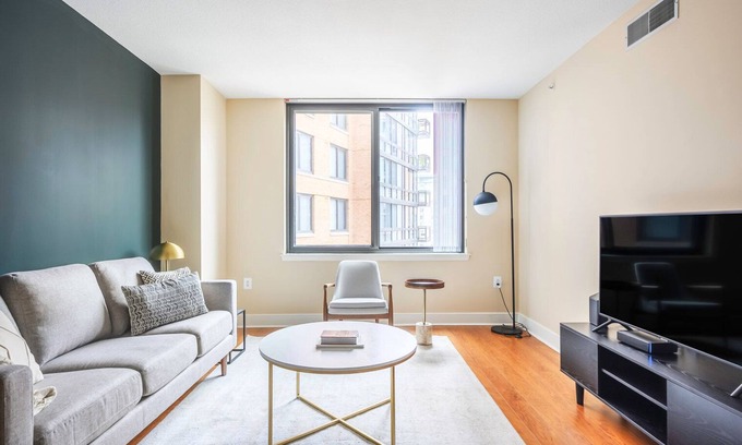 Mount Vernon Triangle Apartamento | Airy Mount Vernon 1BR w/ Gym, Pool, Rooftop, near Metro, by Blueground