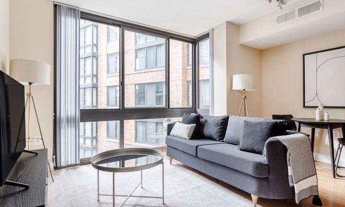 Mount Vernon Triangle Apartamento | Airy Mount Vernon 1BR w/ Gym, Pool & W/D, near Chinatown, by Blueground