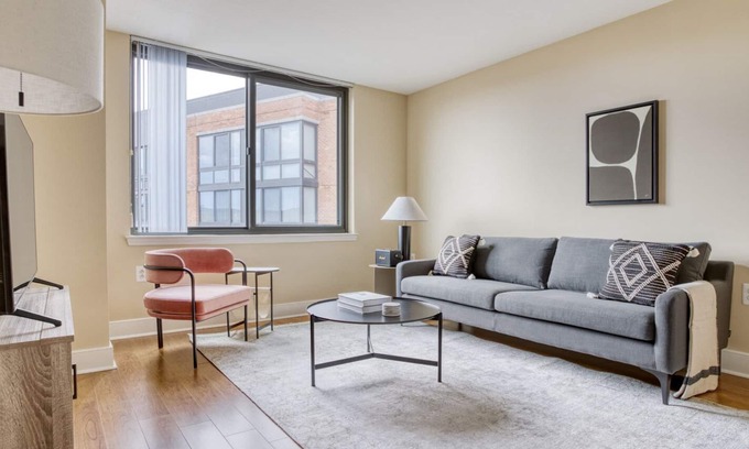 Mount Vernon Triangle Apartamento | Airy Mount Vernon 2BR w/ W/D & Gym, near Chinatown, by Blueground