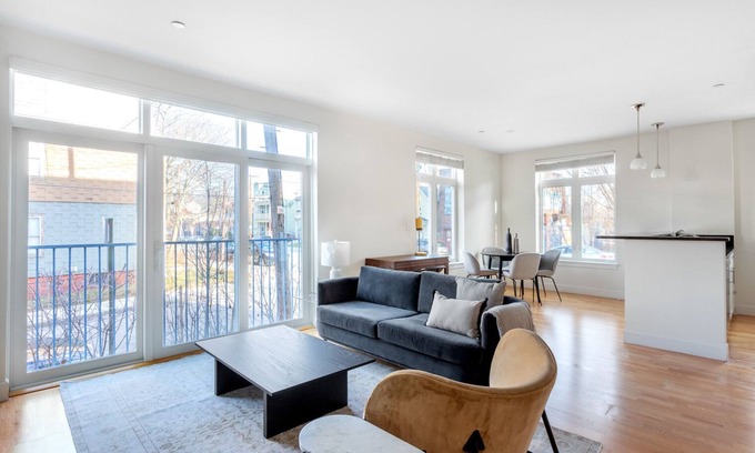 North Cambridge Apartamento | Airy Porter Square 2BR w/ W/D, Elevator, by Davis Station