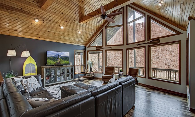 Jacksboro Casa | *Airy+Spacious Home* Lakefront w/Hottub & Dock