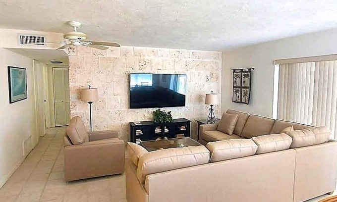 Key Colony Beach Casa | Modern, Bright & Airy - Key Colony. Canal Dock. Club de piscina, superior e inferior