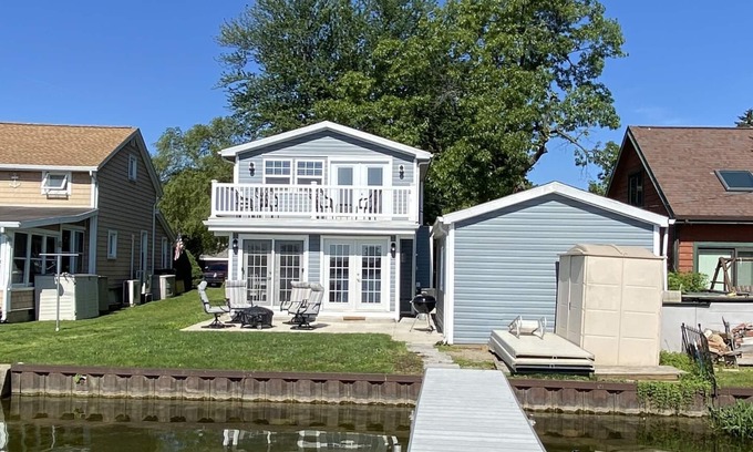 Manitou Beach-Devils Lake Casa | Airy, updated family cottage on all-sports lake