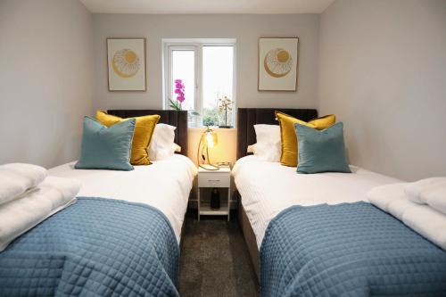 North Finchley Apartamento | Aisiki Apartments at Stanhope Road, North Finchley, Airconditioned 3-Bedroom & 2-Bathroom, Pet-Friendly Duplex Flat, King or Twin Beds, with Free Wi-Fi