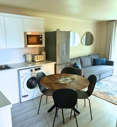 Whittington Apartamento | Aisiki Stays Apartments at Colindale, Ground Floor, 2-Bedroom & 1-Bathroom, Pet-Friendly, with Free Wi-Fi & Parking Space