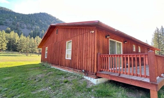 Alamosa Casa | AIYM Camp Riverfront Family Cabin-Alamosa Canyon, CO!