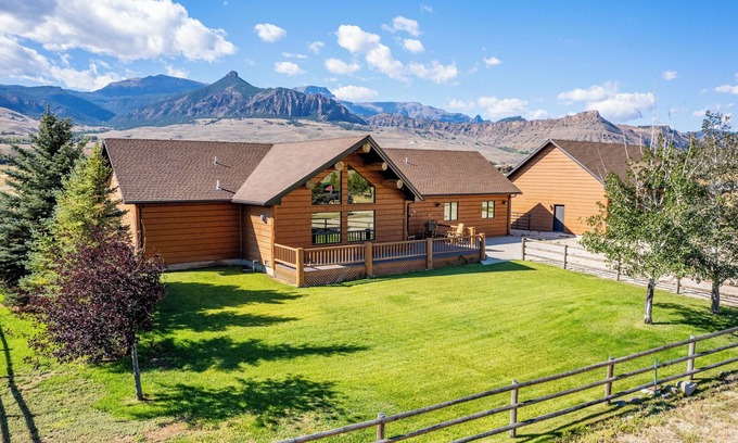 Wapiti Casa | AJ's Outpost- Comfortable family retreat with mountain views