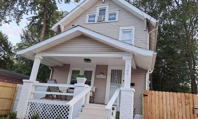 Akron Casa | Akron 4 Bed Victorian Home (2 king beds, 1 queen)