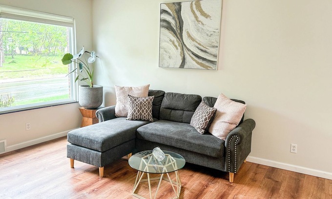 West Akron Apartamento | Akron Abode - 2 pm Check In & Check Out