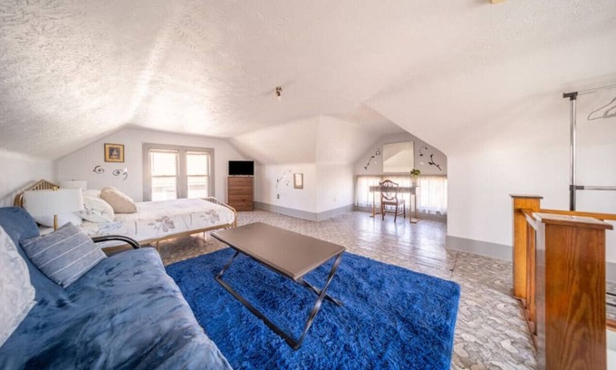 Highland Square Casa | Akron · Eclectic 4 BR in Akron, Highland Square king bed
