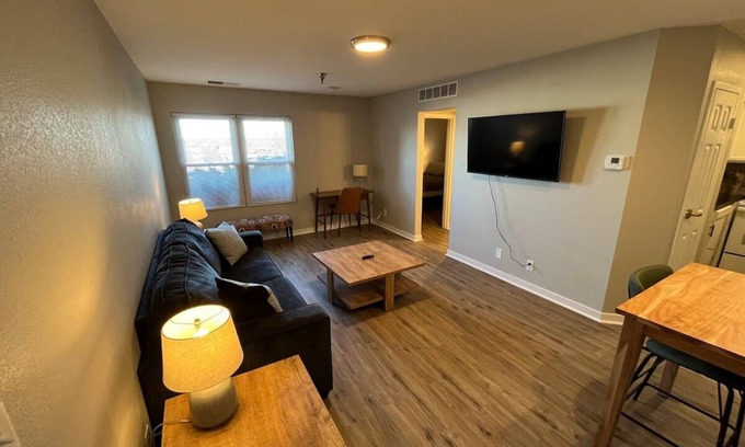 South Central Omaha Apartamento | Aksarben 1 Bedroom-Close to I-80!