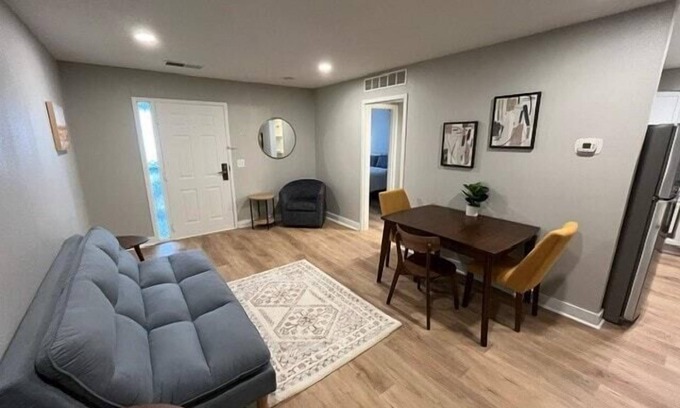 South Central Omaha Apartamento | Aksarben Area 2 BD-2 BA by UNO