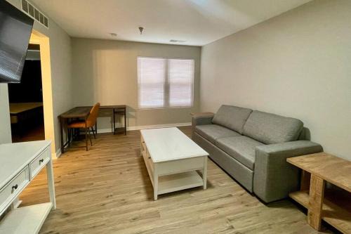 South Central Omaha Apartamento | Aksarben Gem- WFH corner desk & minutes from I-80