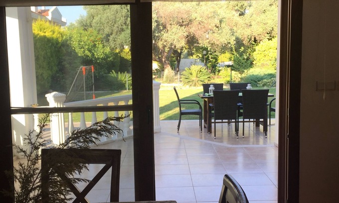 Tokoglu Villa | Mansión Alaçatı con gran jardín bajo olivos.