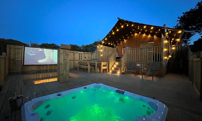Tenby Alquiler De RV | Aladdin Safari Tent