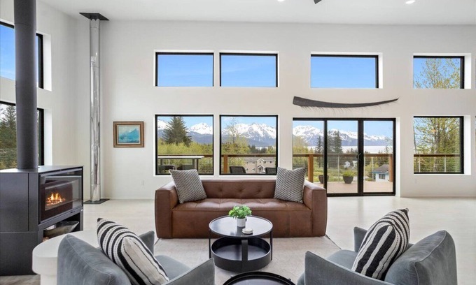 Seward Casa | Alagnaq Inn: Panoramic Views, Modern Retreat
