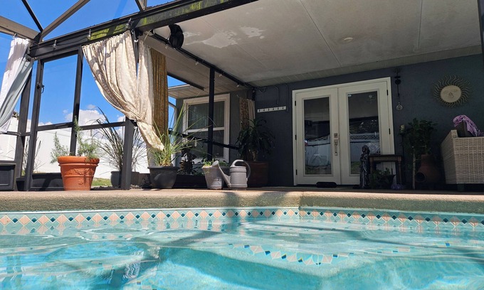 Deltona Lakes Casa | Alameda Guest Room. Bed, Bath & Pool