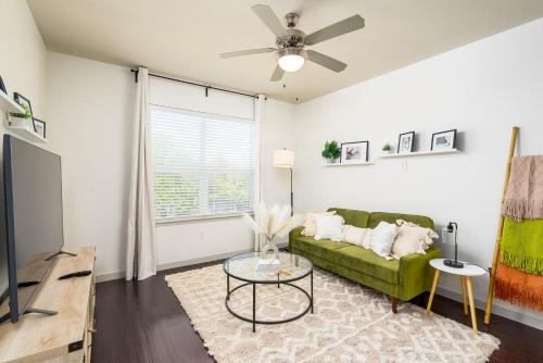 Terrell Heights Apartamento | Alamo Chic King Bed Refreshing Office Desk w/Pool