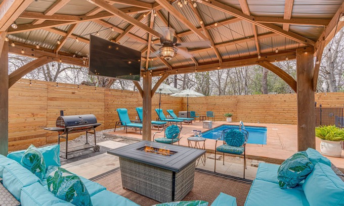 Northwest Los Angeles Heights Casa | Heated Pool l Fun Backyard l PS5 & XBOX l Movie Theater