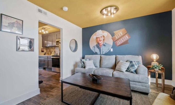 Buena Vista Apartamento | Alan Jackson Themed Apartment!
