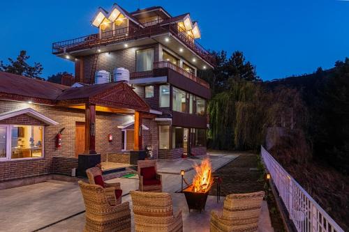 Theog Casa | Alaya Stays Lafu House Hearth Room with Cabana Hill views