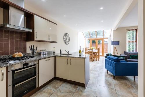 Preston Casa | Albert - 5 Bedrooms Sleeps 11 Parking Wi-Fi Contractors