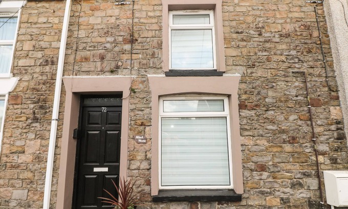Brynamman Casa | ALBERT HOUSE, pet friendly, character holiday cottage in Brynamman