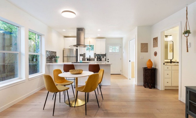 Alberta Arts District Casa | Alberta Short-Term Gem