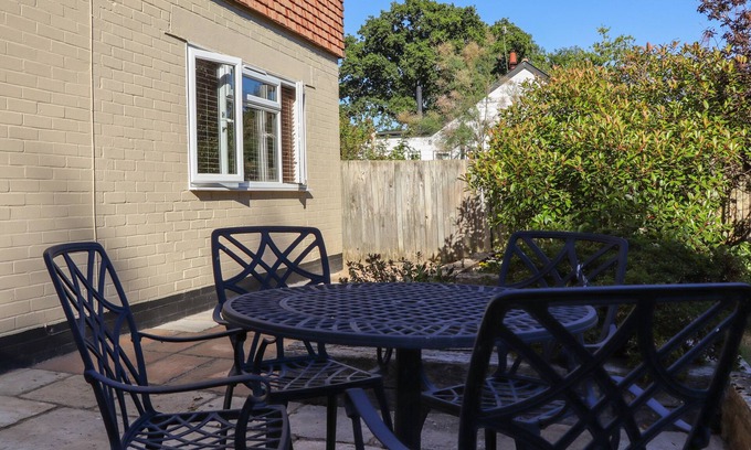 Battle Cabaña | ALBIE’S END, character holiday cottage, with a garden in Battle