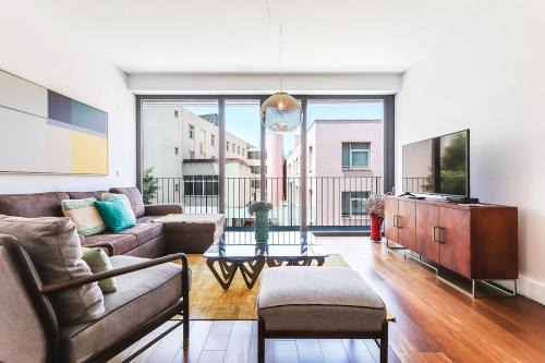 Santo Amaro Apartamento | Alcantara Lovely With Balcony 2 Bdr Apt with AC