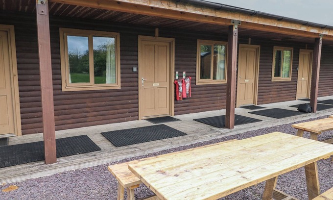 Cowbridge Cabaña | ALDER, romantic, country holiday cottage, with a garden in Cowbridge