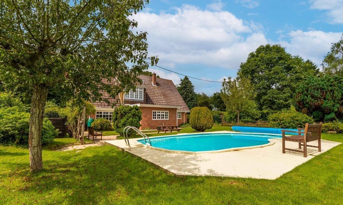Irstead Cabaña | Alderfen View | Fabulous 5-bed home with an outdoor swimming pool in the heart of The Norfolk Broads