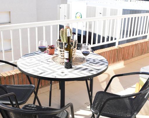 Blanes Apartamento | Alegre apto con piscina, a 300m de la playa.