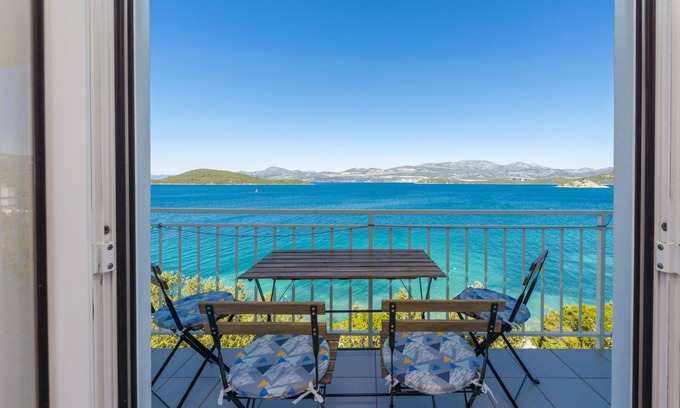 Dubrava Apartamento | Alenka 4- Beachfront apartment,direct beach access
