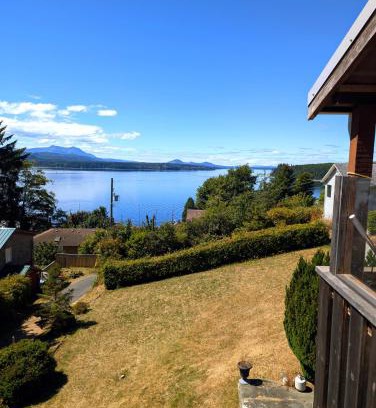 Alert Bay Apartamento | Alert Bay, Spacious Executive Suite with Panoramic Ocean Views