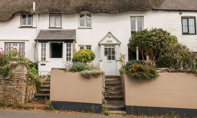 Chillington Cabaña | ALEXANDER'S COTTAGE, pet friendly, with a garden in Frogmore