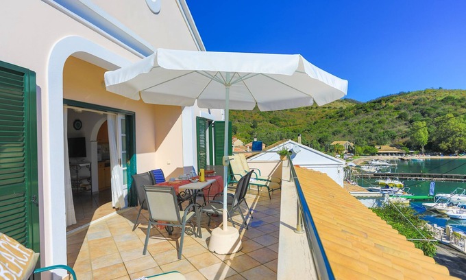 Agios Stefanos Apartamento | Alexandra Bay Front: Sea Views, WiFi, A/C, Sleeps 6