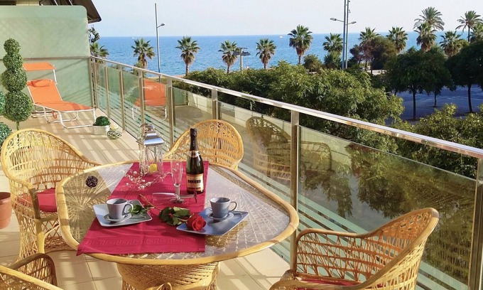 Badalona Apartamento | apartamento playa de Port de Alexandra, vistas al mar, playa, balcón, piscina, metro