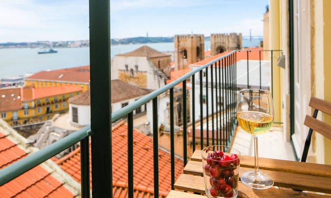 Se Apartamento | Alfama Balcony River View by LovelyStay