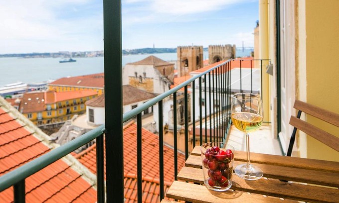 Se Apartamento | Alfama Balcony River View by LovelyStay