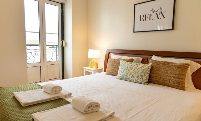 Se Apartamento | Apartamento confortable con vista para el rio, totalmente equipado, muy cerca del centro de Lisboa, en el tradicional barrio de Alfama.