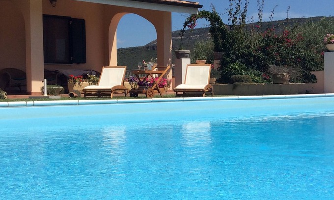 Alghero Villa | Casa de vacaciones en Alghero: Villa Relax con piscina privada y vistas panorámicas