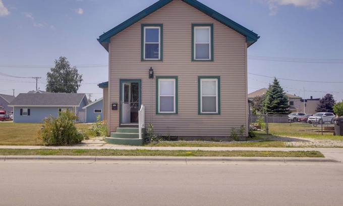 Algoma Casa | Algoma Retreat w/ Deck: Walk to Lake Michigan!