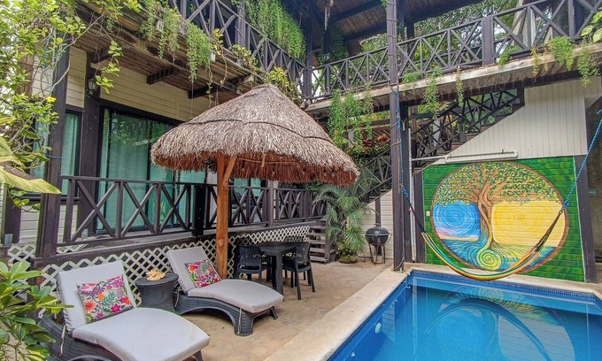 Área de La Veleta Cabina | Alicat Villas: Unique spacious wood cabin, w/ balcony overlooking pool Fast wifi