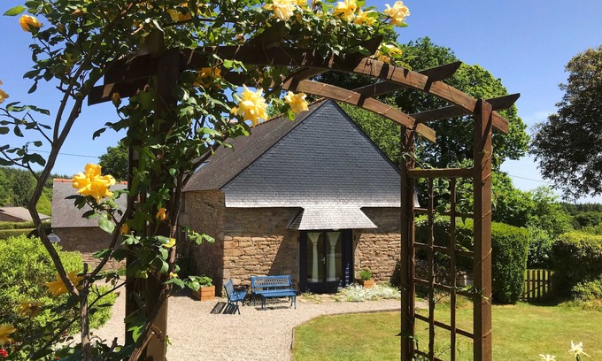 Ploerdut Casa | Alice cottage – lovely Breton house – log fire, shared pool, private garden
