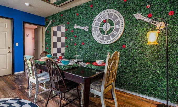 Northeast Neighbors Apartamento | Alice- The Wonderland Experience